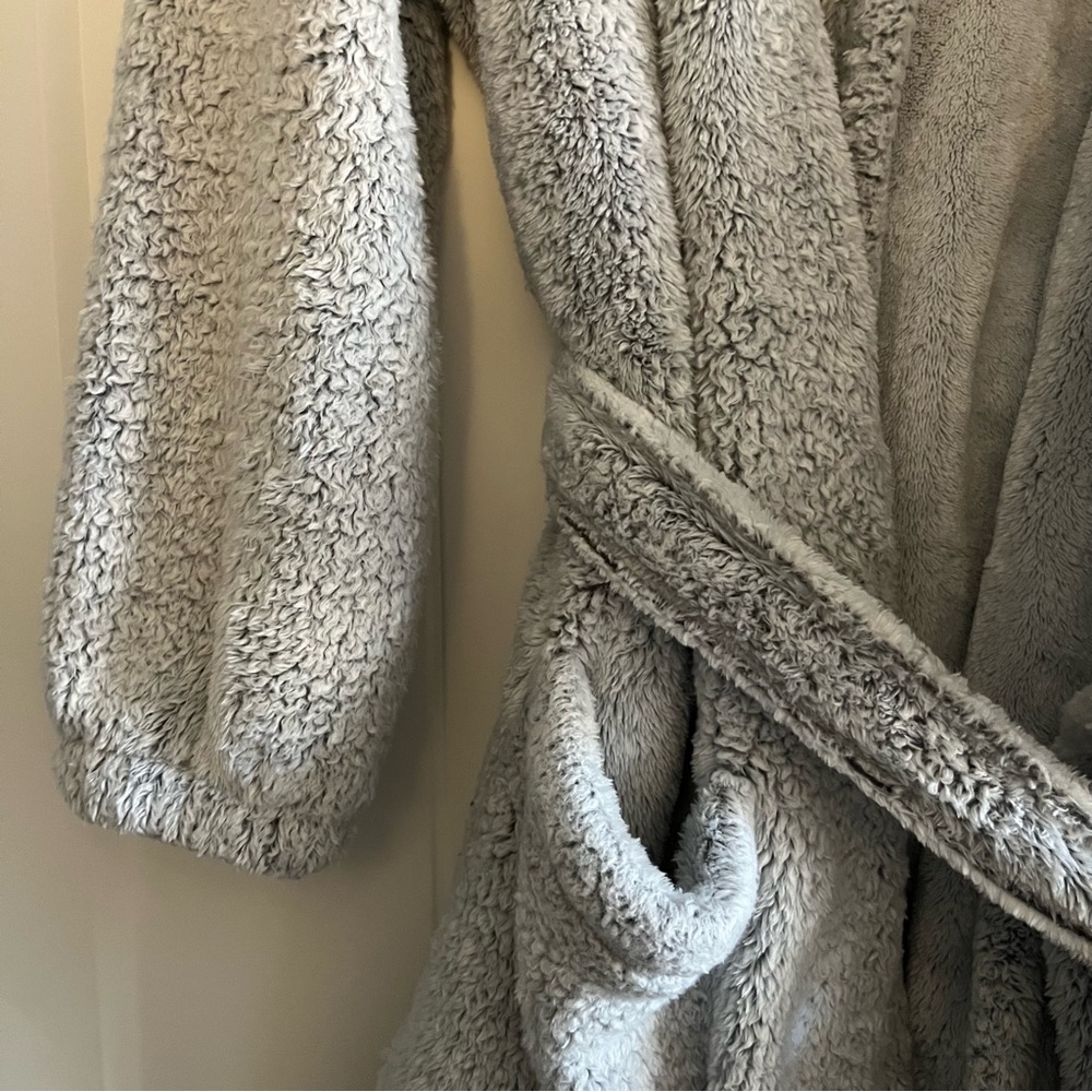 Fuzzy Aerie Robe - Picture 4 of 6